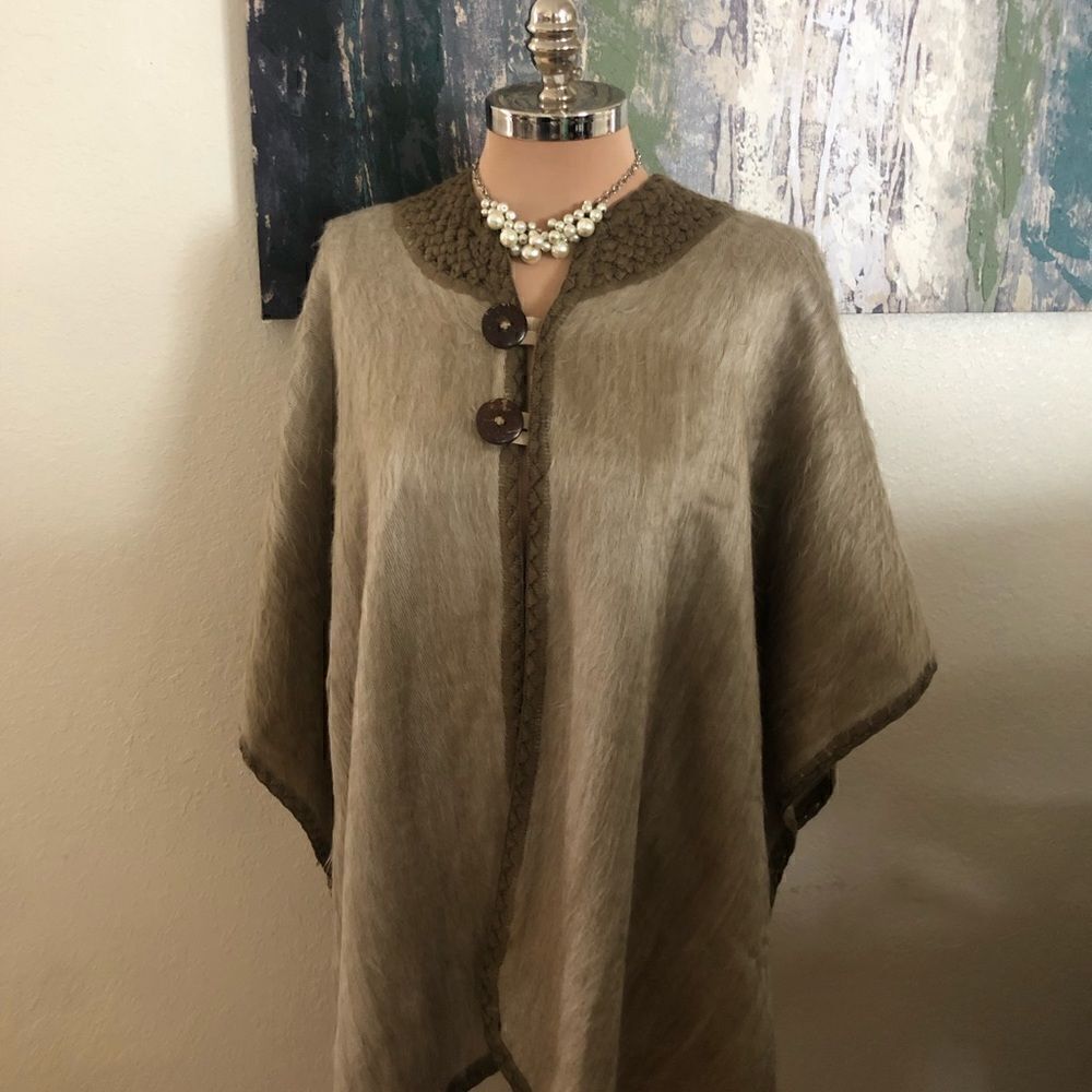 Shupaca Alpaca Two Button Cape Poncho Taupe One Size Beautiful!